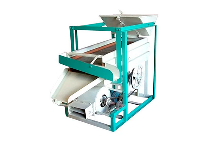 The Wheat Crusher Cleaning Machine is a high-efficiency